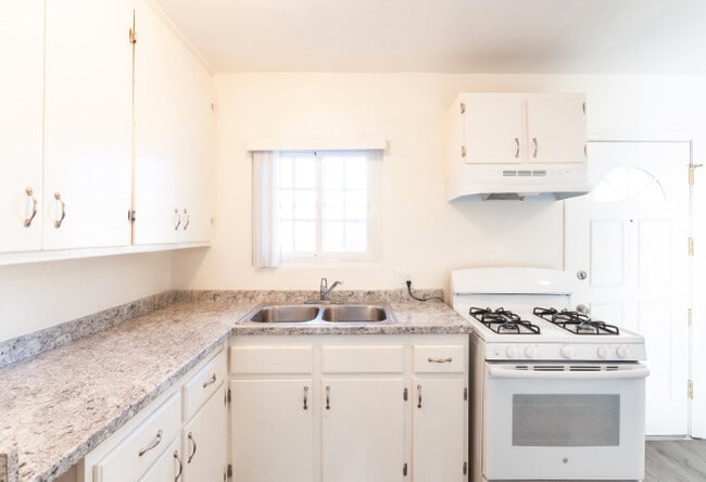 Full kitchen - 11801 Hart St