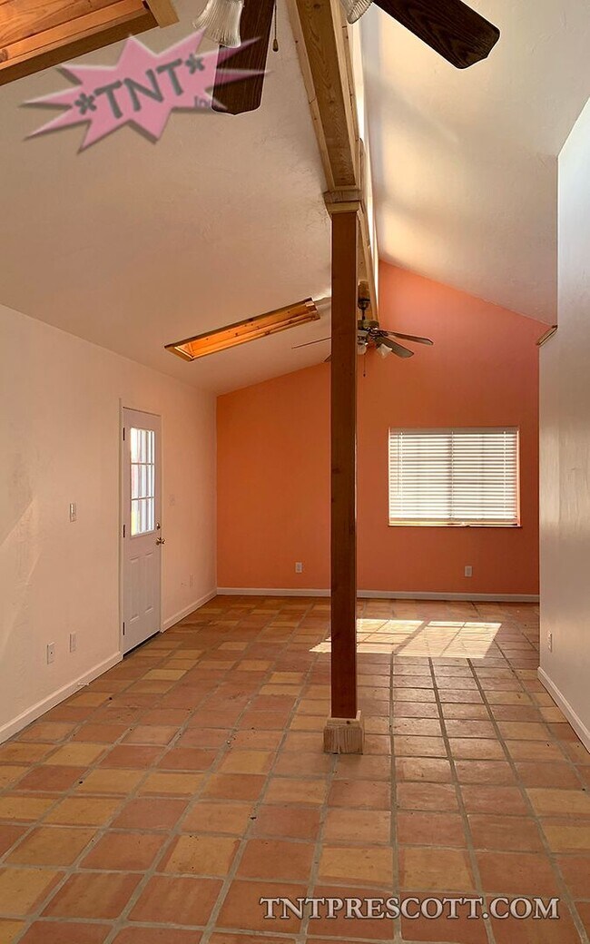 Building Photo - Home in Williamson Valley