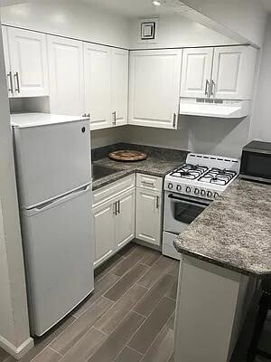 Building Photo - 211 Thompson St