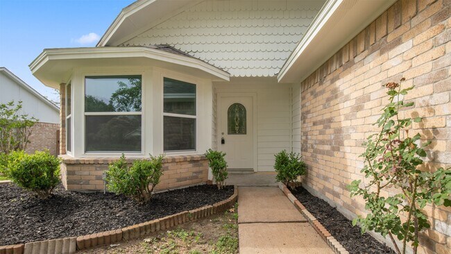 Building Photo - 4007 Green Crest Dr