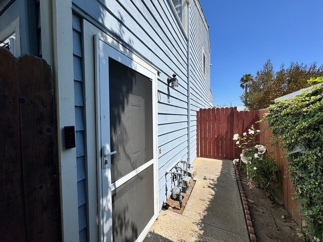 Building Photo - Eastside Costa Mesa Townhome with 2-Car Ga...