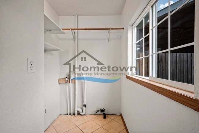 Building Photo - Post Falls Riverfront Home!