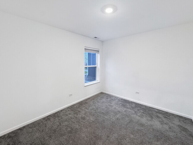 Building Photo - 1135 White Oak Cir