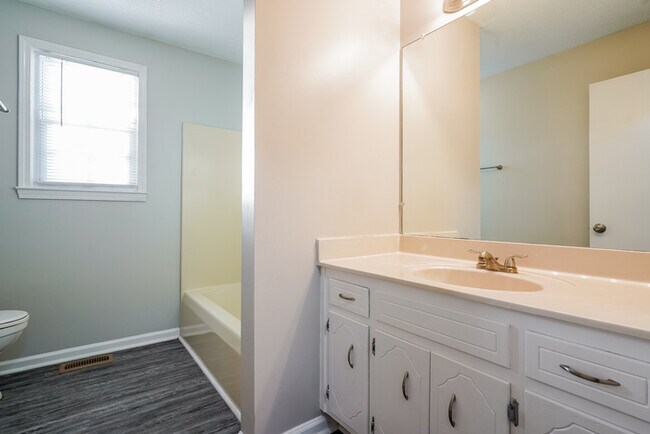 Building Photo - 2704 Knob Ct