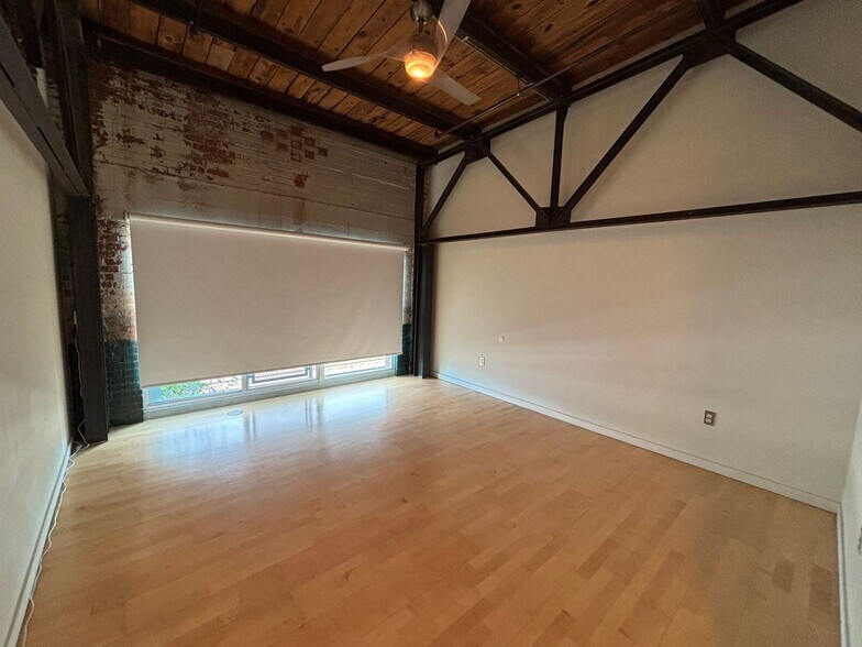 Building Photo - 1001 E 17th St