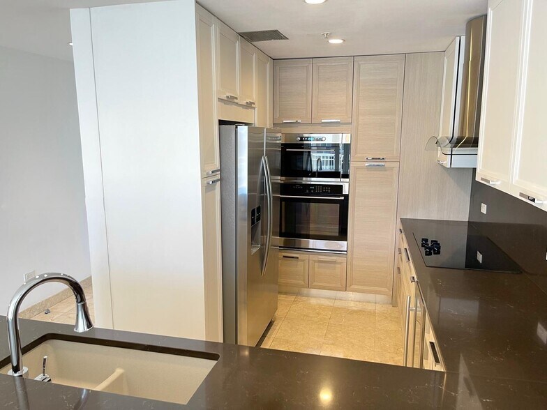 Building Photo - 801 Brickell Key Blvd
