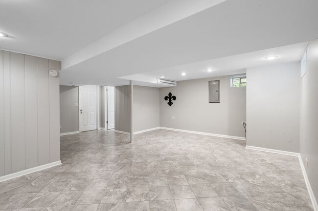 Building Photo - 4914 Lunt Ave