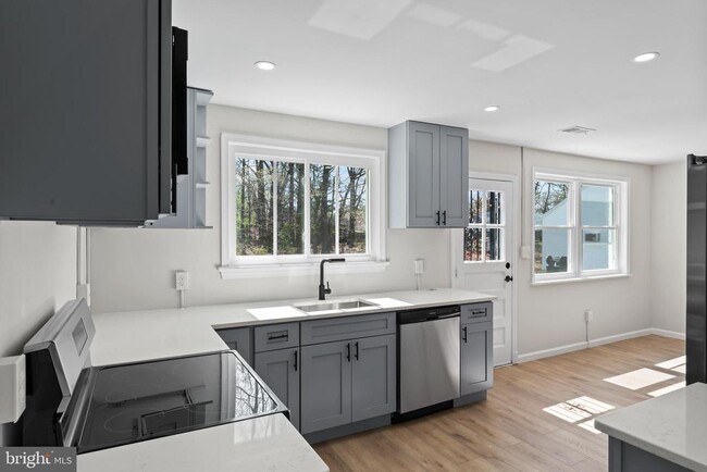 Building Photo - 5004 Barnaby Ln