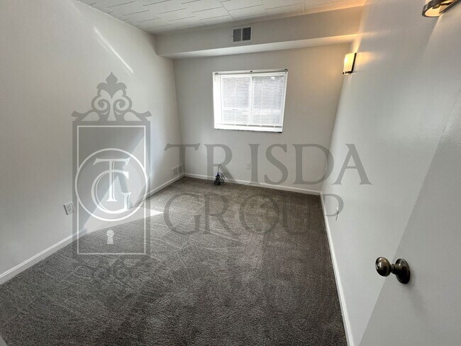 Building Photo - Move In Ready! North Hills School District-2 BR/1BA, Central AC, LVP Floors, Upgraded Kitchen, Ba...