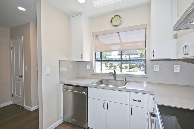 Building Photo - $3190 -- Beautifully Remodeled Townhome in...