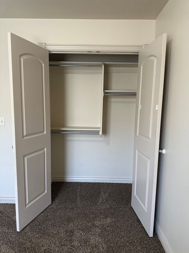 Building Photo - Modern 3 Bed, 2.5 Bath Townhouse - Excelle...