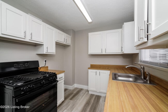 Building Photo - 9613 El Prado St