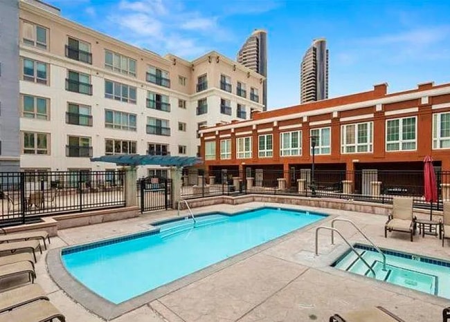 Building Photo - 445 Island Ave