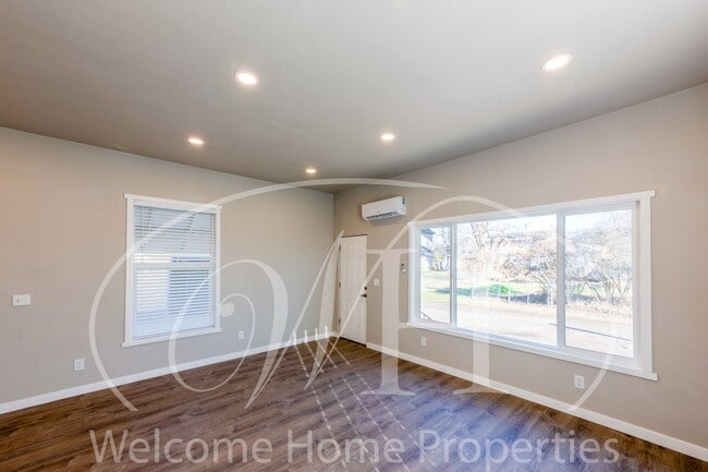 Building Photo - Newly Remodeled 1 Bedroom with an Office