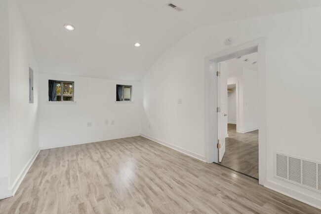 Building Photo - 121 W Woodlawn Ave