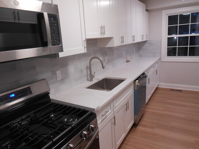 Building Photo - 50 Greenhouse Rd