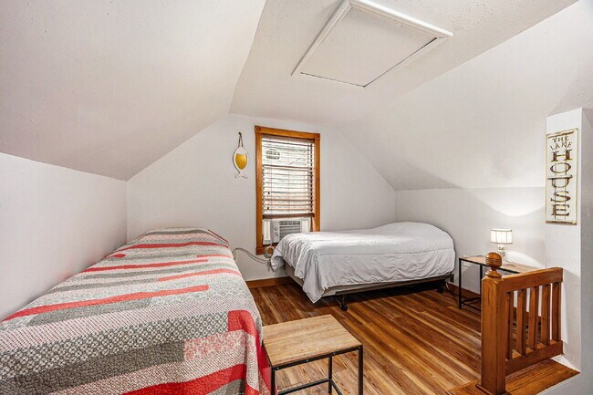 Building Photo - Year Round Rental Available on Wall Lake