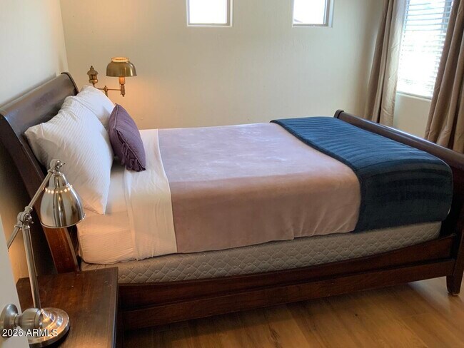 Building Photo - 2114 E Aire Libre Ave