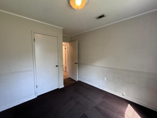 Building Photo - 207 Pinoak Ct W