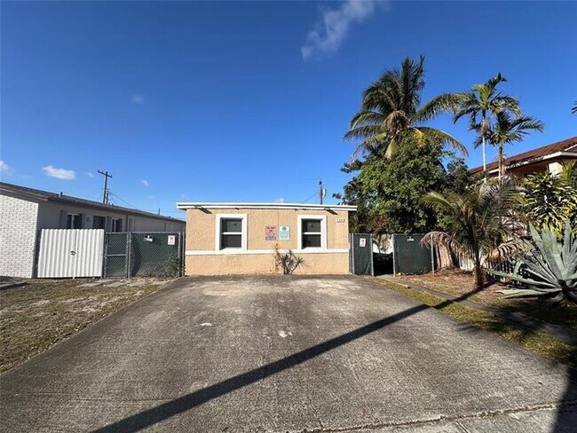 Building Photo - 728 SW 6th St
