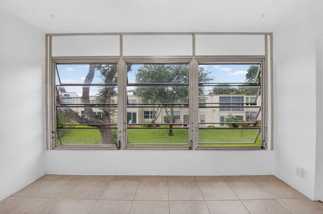 Building Photo - 10 Willowbrook Ln