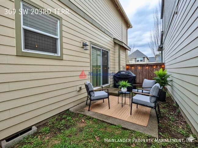 Building Photo - Modern 4-Bedroom Gem | Maintenance-Free Living & Private Side Yard!