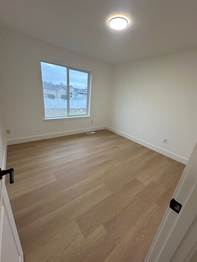 Building Photo - Available in MARCH.  Spacious Single Family - Remodeled- Home with big yard in great location