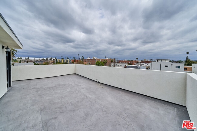 Building Photo - 601 W 41st Pl
