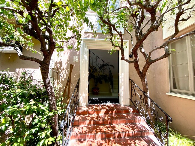 Building Photo - Very Unique Spacious sleek One Bedroom - O...
