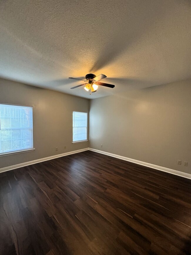 Building Photo - Move-In Special!! 1/2 Off First Month's Re...