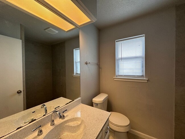 Building Photo - Spacious 3 bedroom, 2 full Bath Duplex Loc...