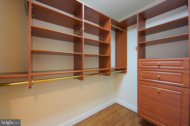 Building Photo - 700 Kahn Pl