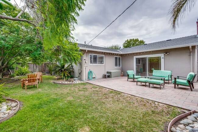Building Photo - Spacious Home off of Hillsdale with Amazing Kitchen & Backyard! Ready to Rent.