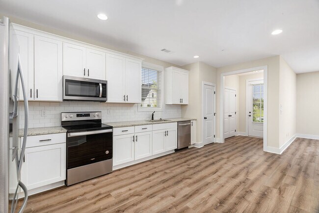 Building Photo - 868 Twin Forks Ave