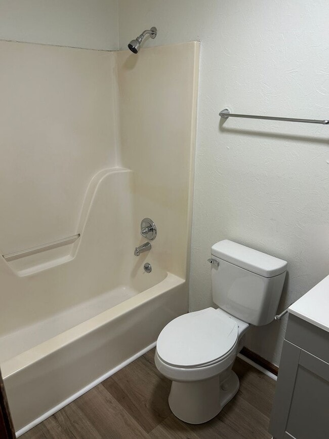 Building Photo - 120/122 Deer Creek Dr