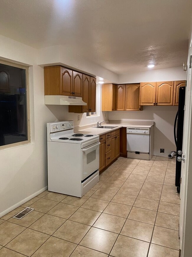 Building Photo - Adorable Home!!!