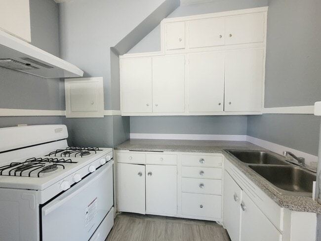 Building Photo - 516 W 4th St