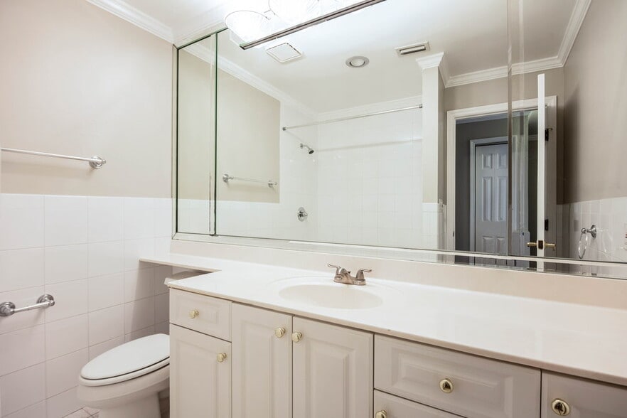 Building Photo - 10907 Meadow Lark Cove Dr