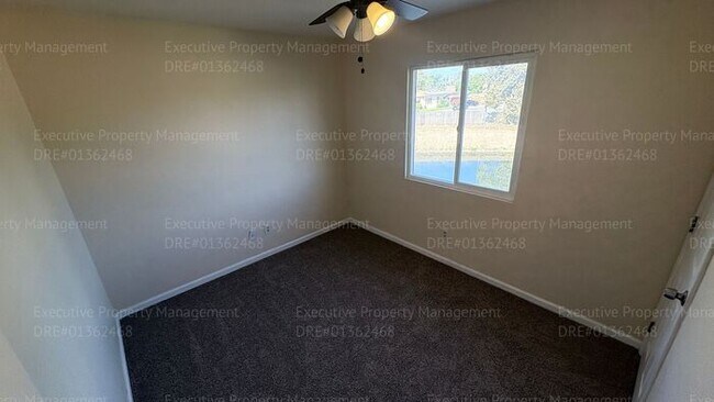 Building Photo - 3 bedroom/ 1.5 bathroom townhome