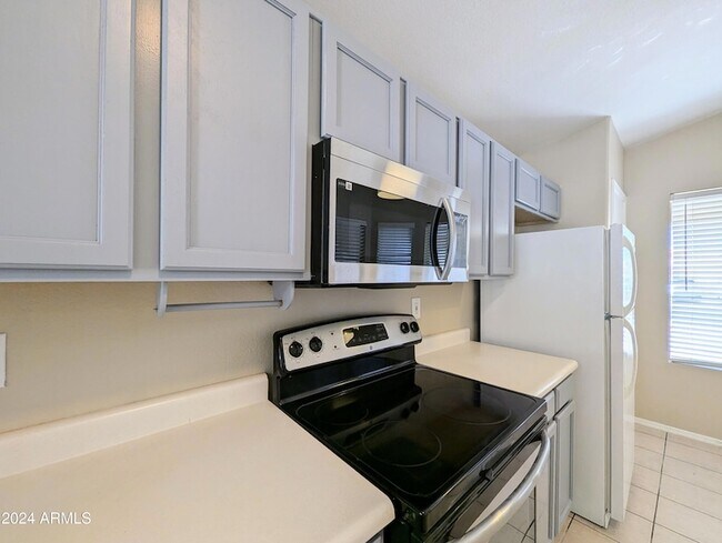 Building Photo - 7059 W Gardenia Ave