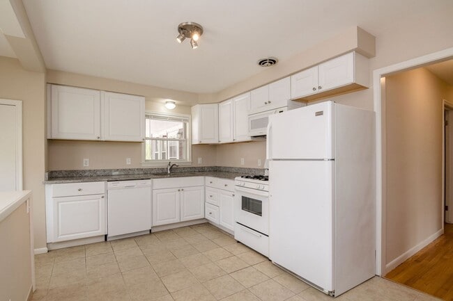 Building Photo - 1427 Woodland Dr