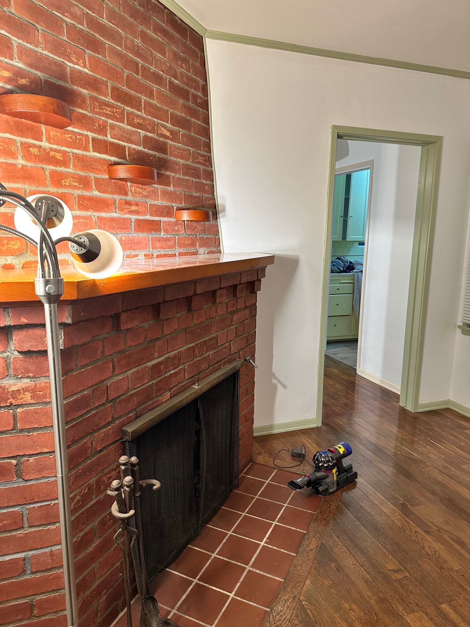 Den - 4068 Lincoln Ave