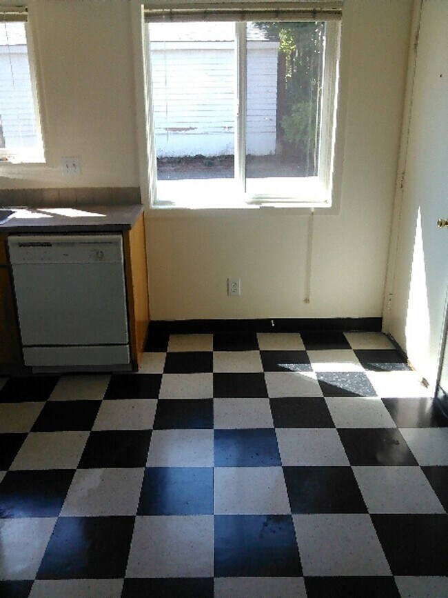 Building Photo - Bottom level 2bed, off street parking, hardwoods, all pets welcome!