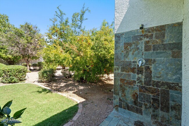 Building Photo - 7250 E Paradise Dr