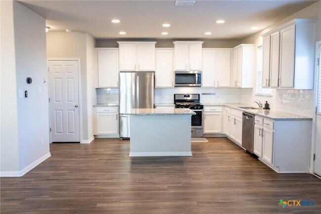 Building Photo - 366 Silver Springs Bend