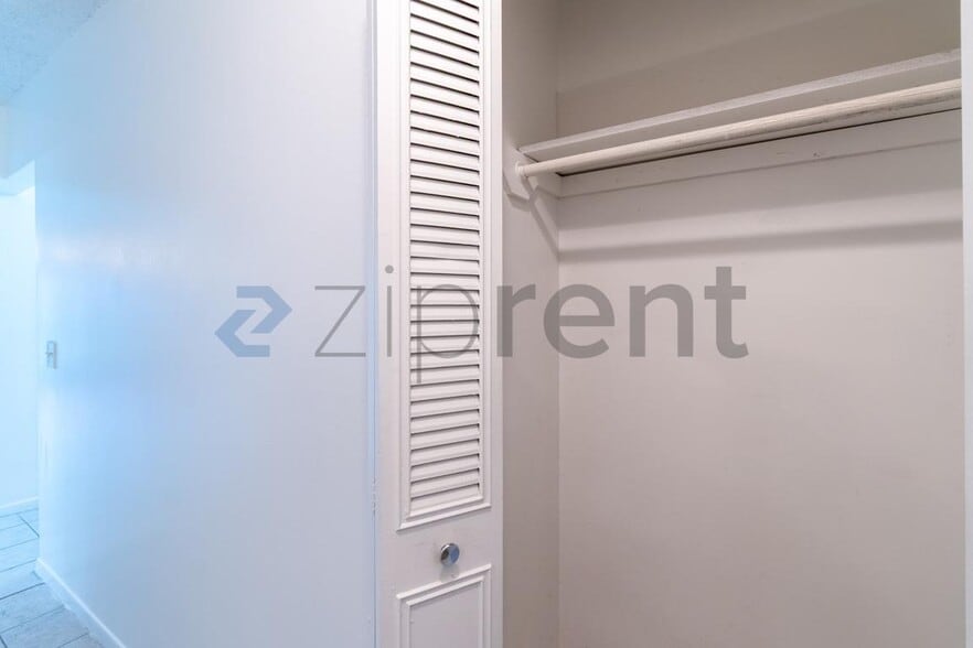 Building Photo - Unit
