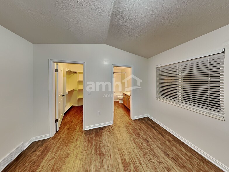 Building Photo - 1074 E 3250 N