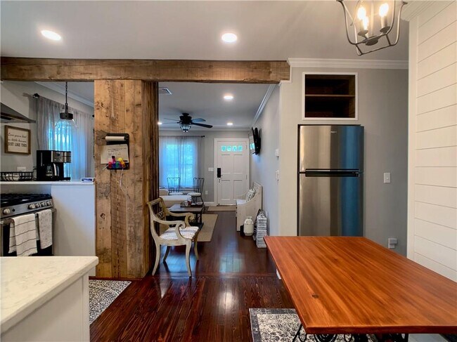 Building Photo - 18 Sylvan St
