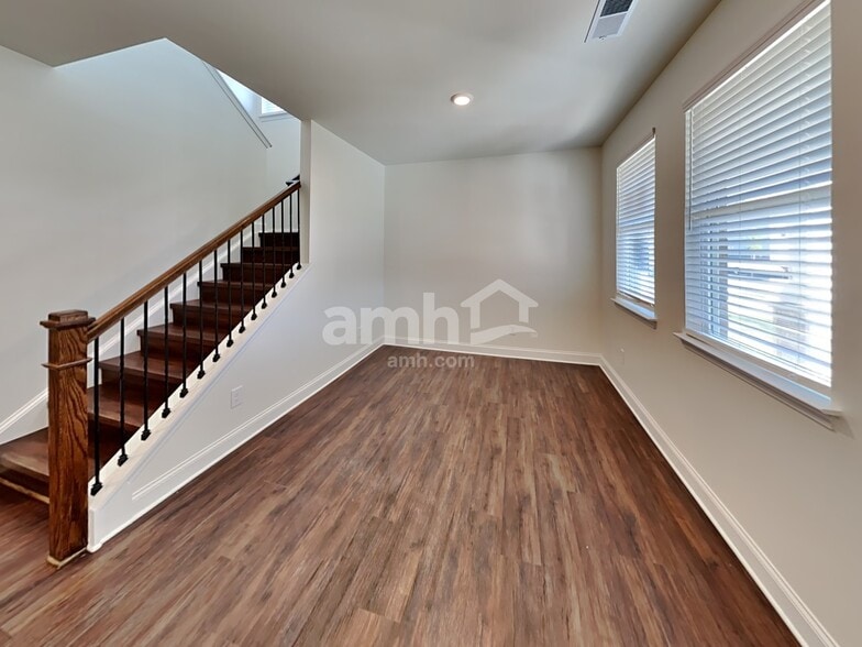 Building Photo - 2062 Windsor Park Ave