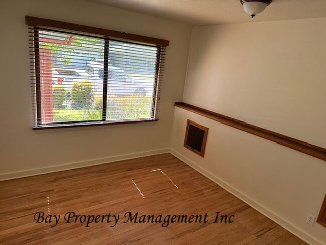 Building Photo - Charming 3 bedroom 2 bath home in South Sa...